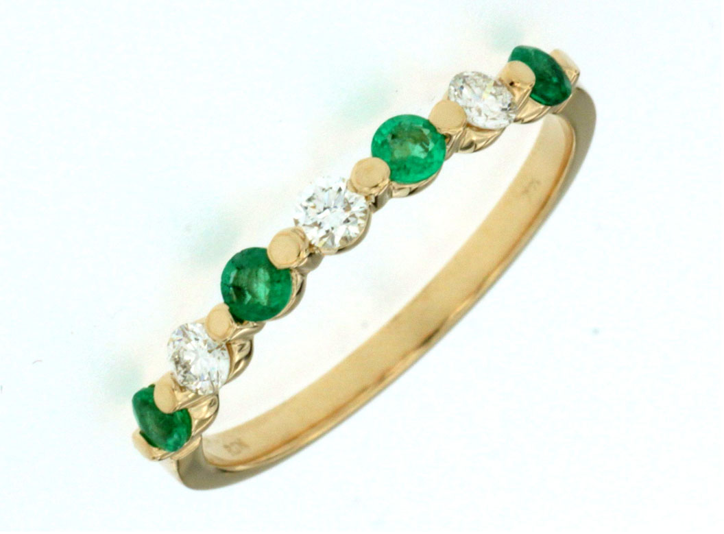 EMERALD & DIAMOND RING