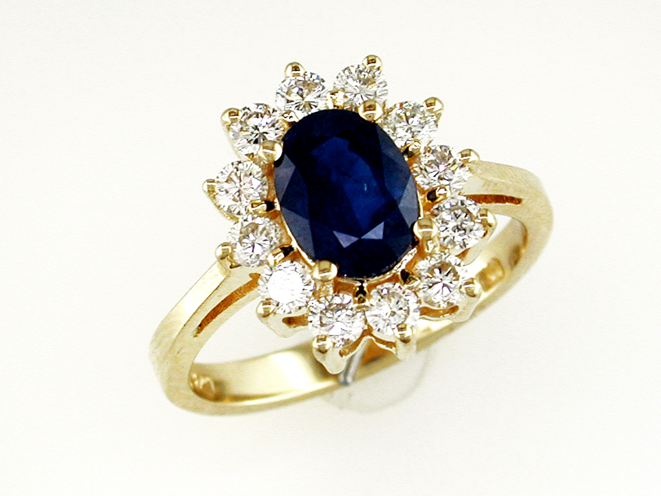 SAPPHIRE & DIAMOND RING