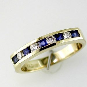 SAPPHIRE & DIAMOND RING