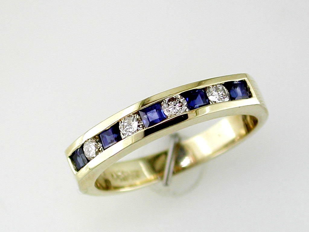 SAPPHIRE & DIAMOND RING