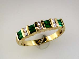EMERALD & DIAMOND RING
