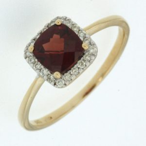 GARNET & DIAMOND RING
