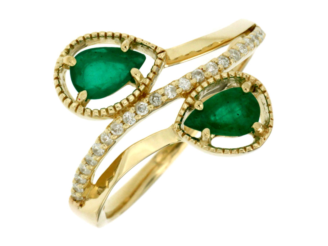 EMERALD & DIAMOND RING