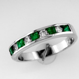 EMERALD & DIAMOND RING