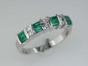 EMERALD & DIAMOND RING