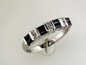 SAPPHIRE & DIAMOND RING