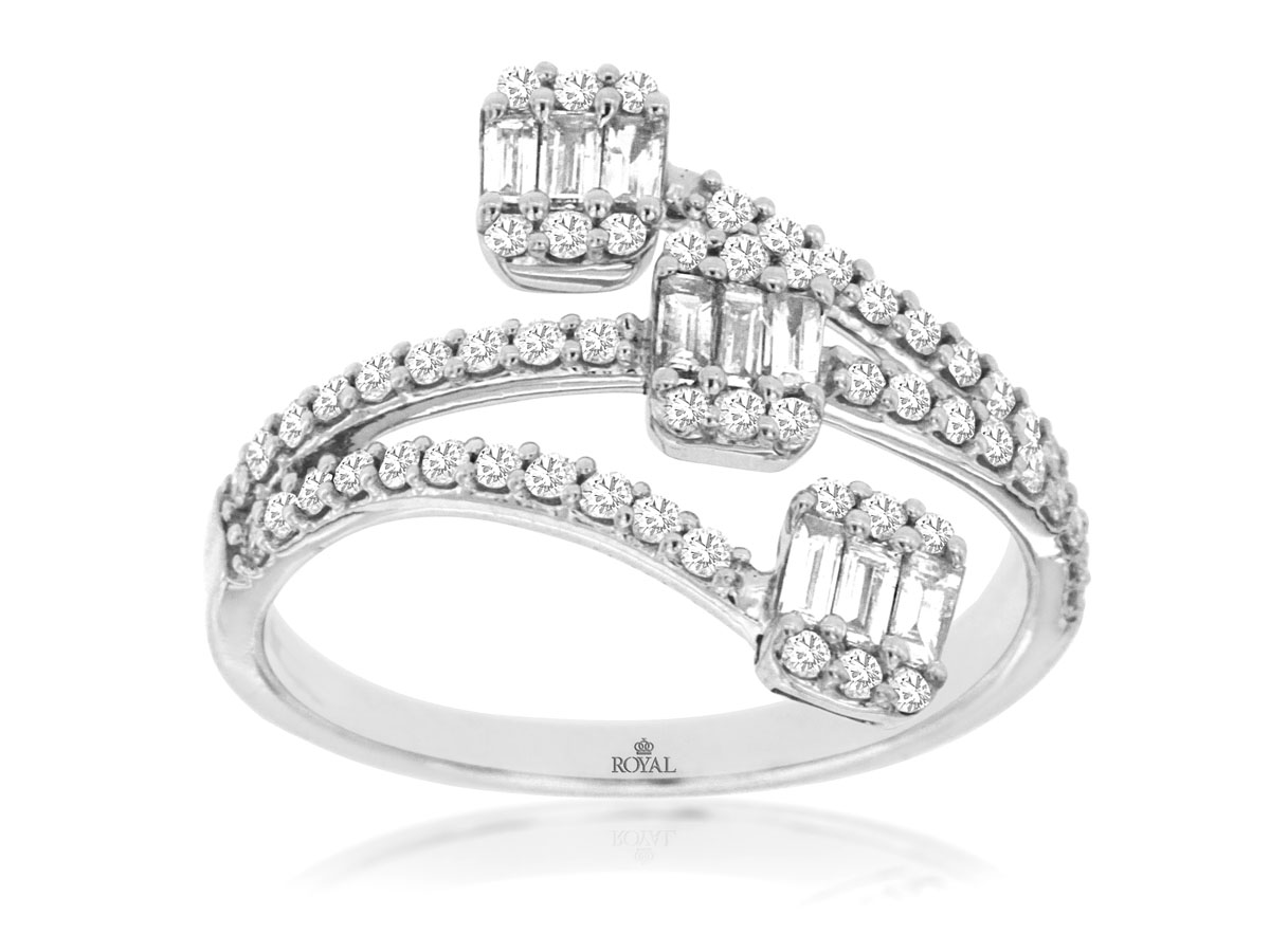 LADIES' DIAMOND RING