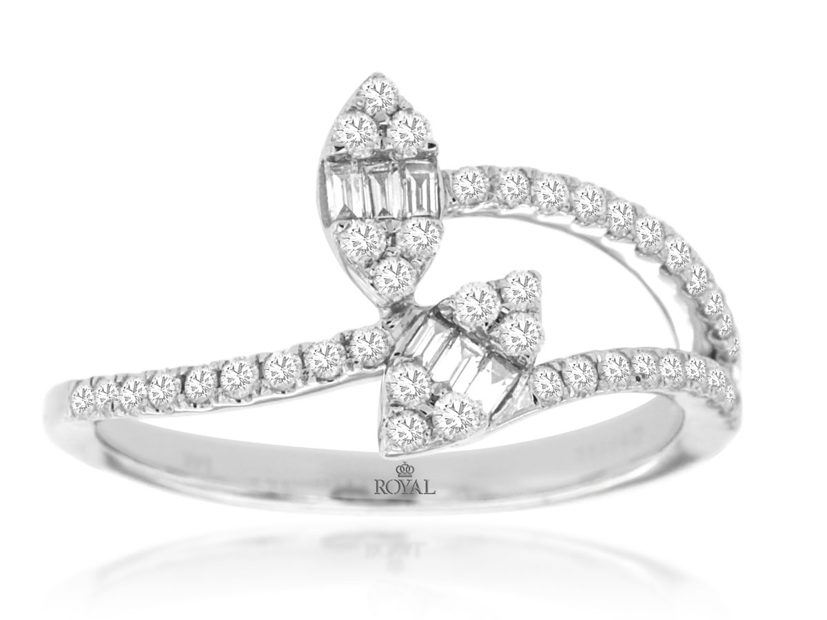 LADIES' DIAMOND RING