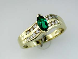 EMERALD & DIAMOND RING