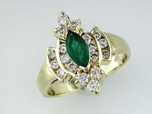 EMERALD & DIAMOND RING