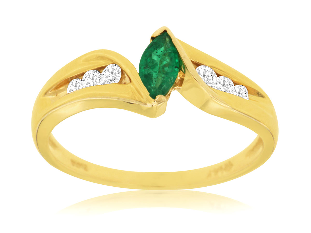 EMERALD & DIAMOND RING