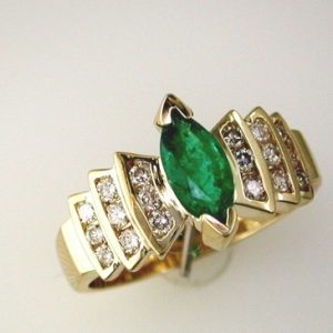 EMERALD & DIAMOND RING