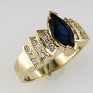 SAPPHIRE & DIAMOND RING