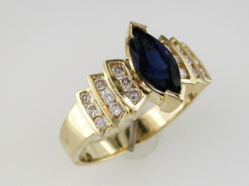 SAPPHIRE & DIAMOND RING