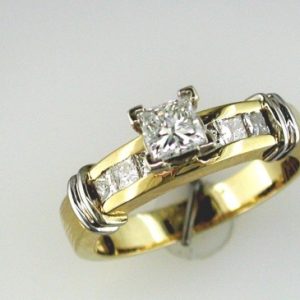 DIAMOND ENGAGEMENT RING