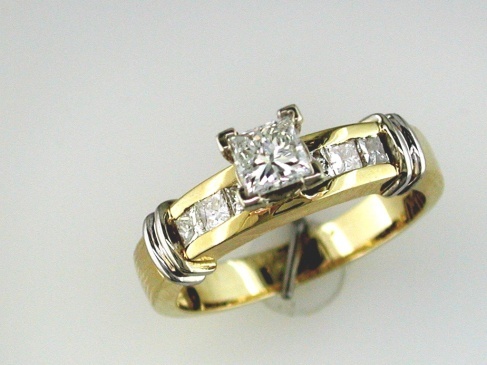 DIAMOND ENGAGEMENT RING