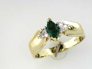 EMERALD & DIAMOND RING