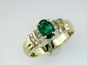 EMERALD & DIAMOND RING