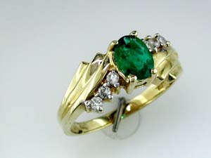 EMERALD & DIAMOND RING