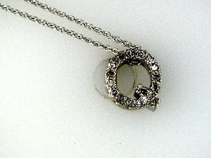 INITIAL DIAMOND PENDANT Q