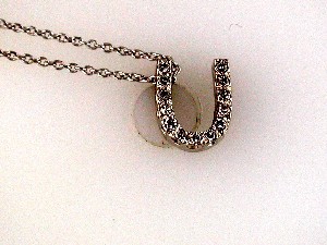 INITIAL DIAMOND PENDANT U