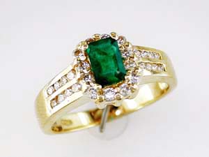 EMERALD & DIAMOND RING