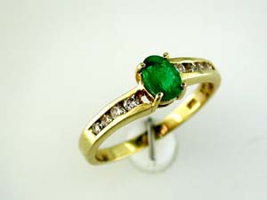 EMERALD & DIAMOND RING