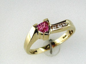PINK SAPPHIRE & DIAMOND RING