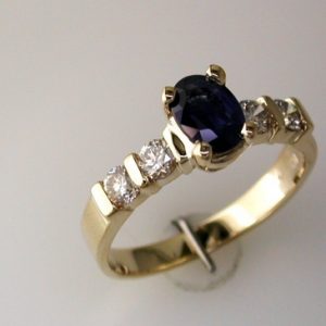 SAPPHIRE & DIAMOND RING