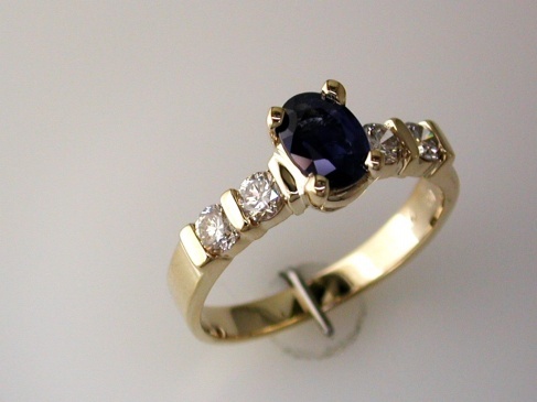 SAPPHIRE & DIAMOND RING