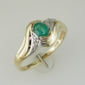EMERALD & DIAMOND RING