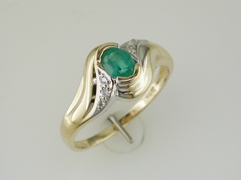 EMERALD & DIAMOND RING