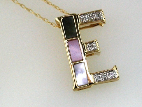 INITIAL DIA & MOPAL PENDANT E