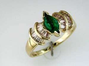 EMERALD & DIAMOND RING