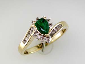 EMERALD & DIAMOND RING