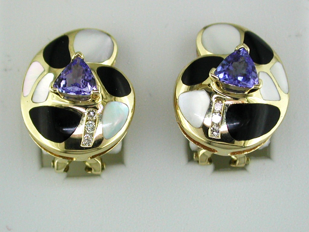 ONYX MOTHER OF PEARL EARRING
