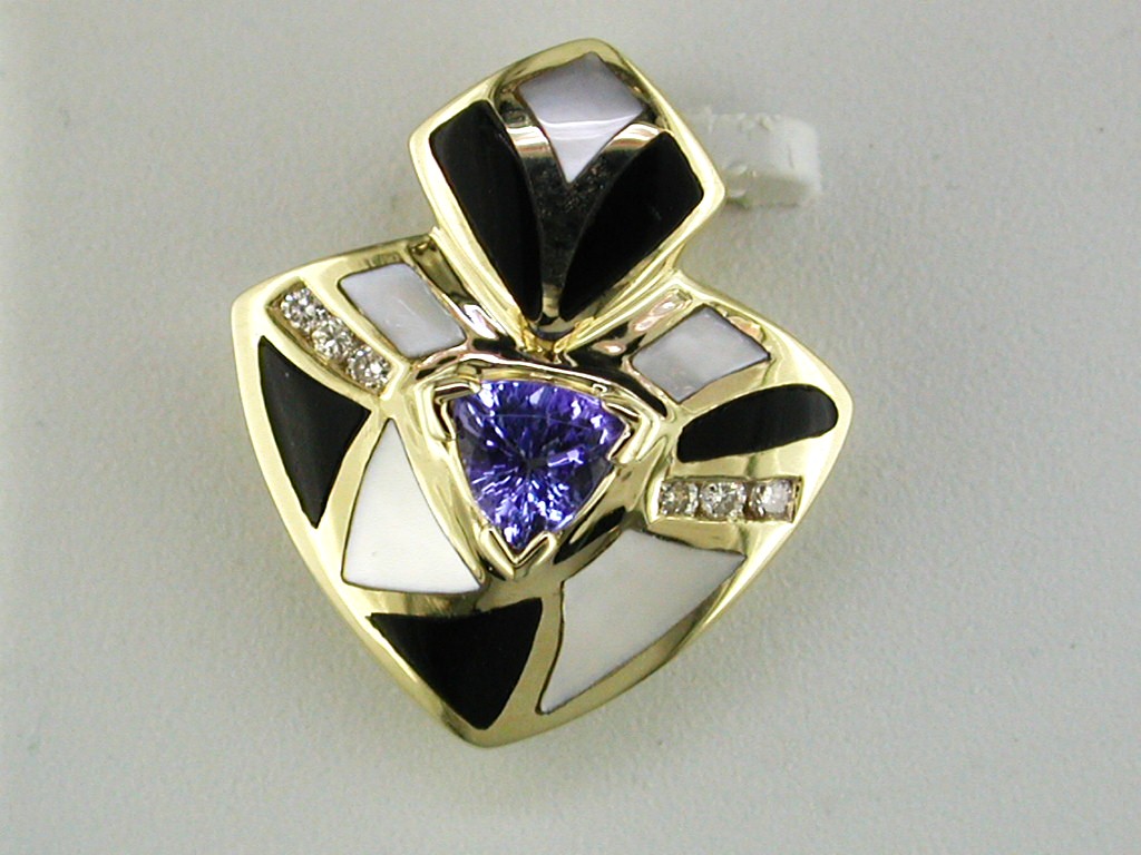 ONYX MOTHER OF PEARL PENDANT