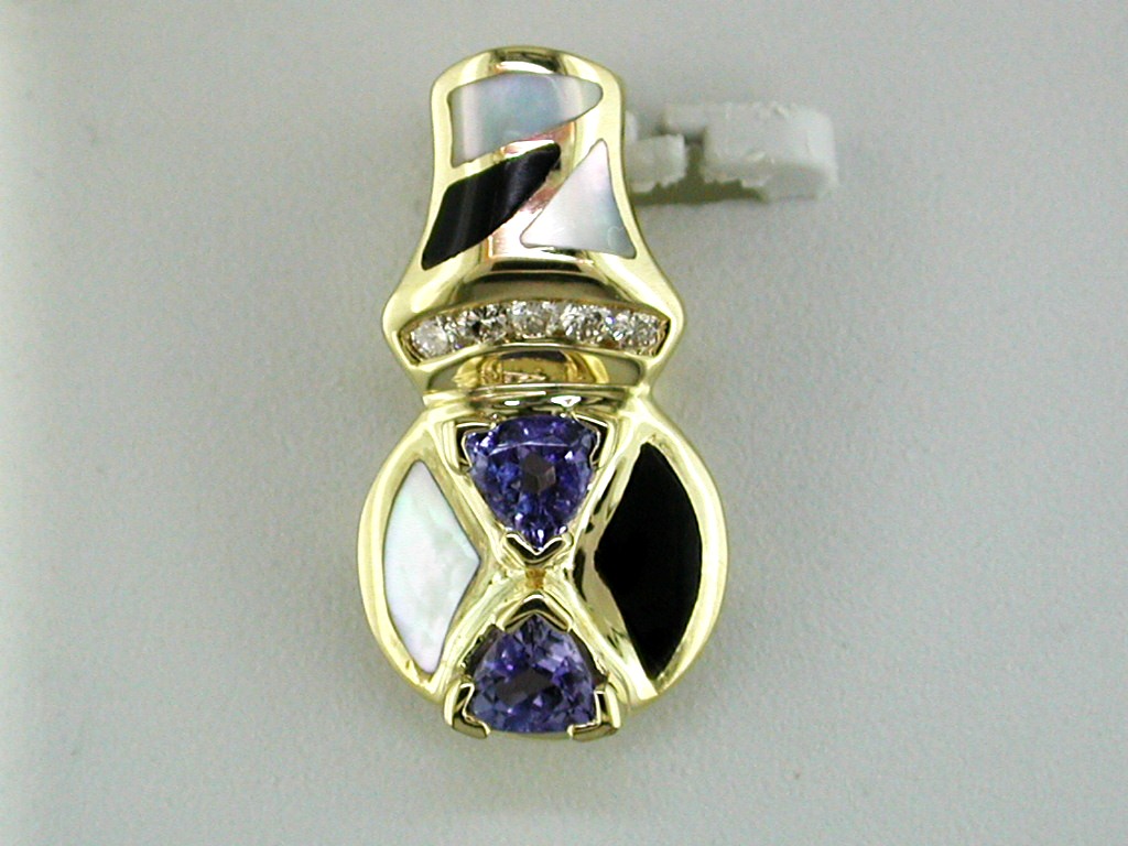 ONYX MOTHER OF PEARL PENDANT