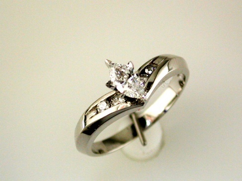 DIAMOND ENGAGEMENT RING