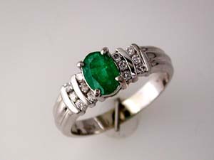 EMERALD & DIAMOND RING