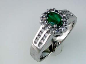 EMERALD & DIAMOND RING