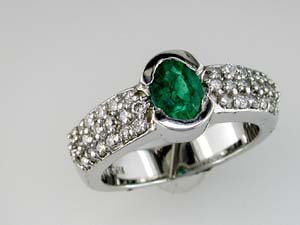 EMERALD & DIAMOND RING