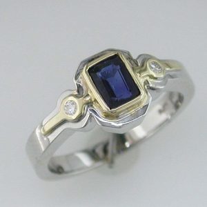SAPPHIRE & DIAMOND RING