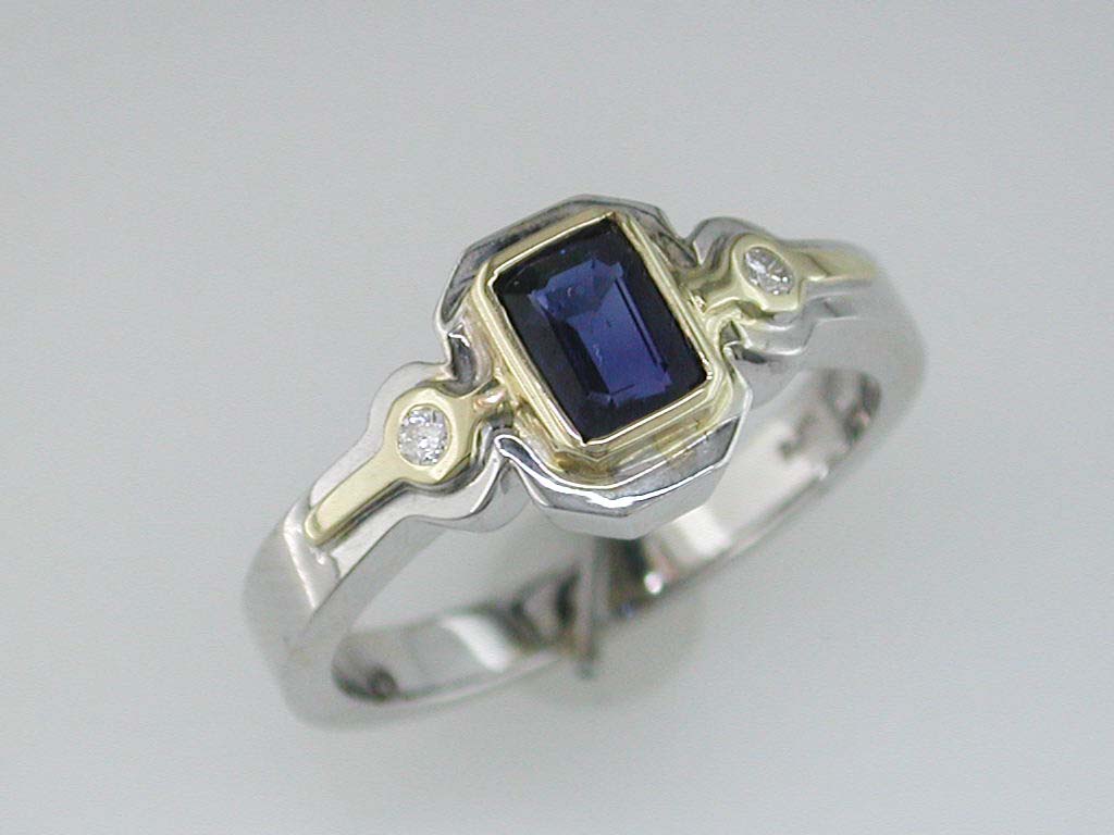 SAPPHIRE & DIAMOND RING