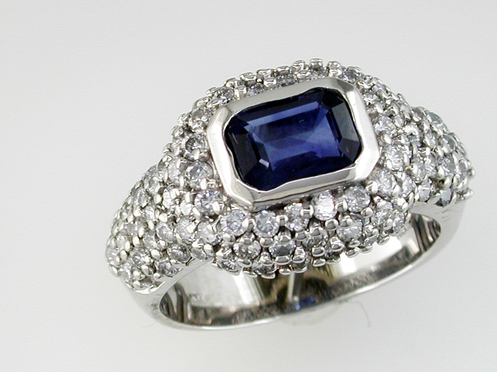 SAPPHIRE & DIAMOND RING