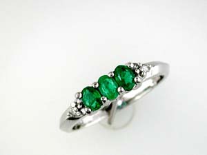EMERALD & DIAMOND RING