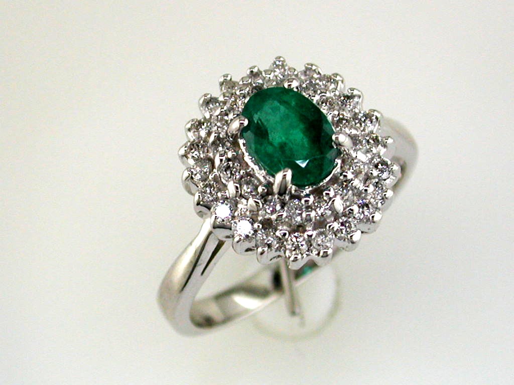 EMERALD & DIAMOND RING