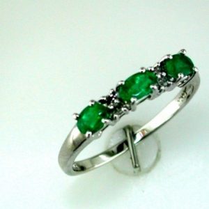 EMERALD & DIAMOND RING