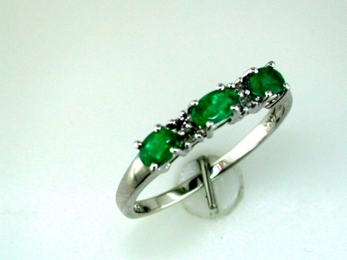 EMERALD & DIAMOND RING