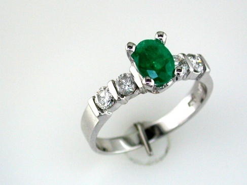 EMERALD & DIAMOND RING